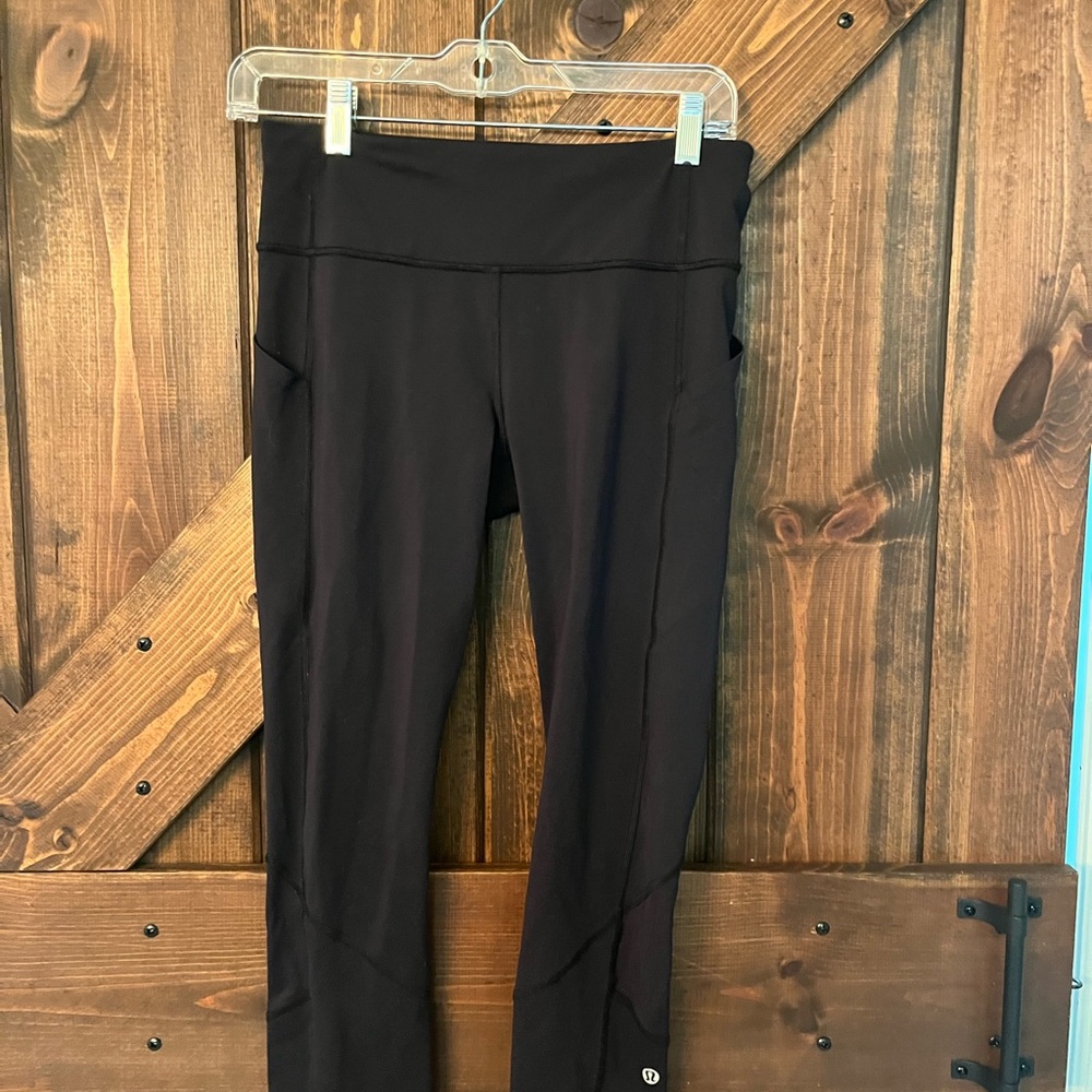 Lululemon Black Legging- side pockets 25”size 6 waistband pocket-great condition